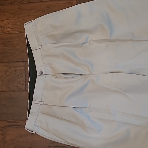 Van Heusen men's pleated khaki pants with cuffed hem size 38x32 - Picture 2 of 7